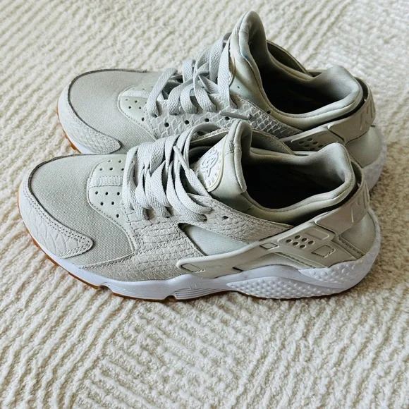 Nike Air Huarache Cream & White Gum Sole Size 8 - Picture 5 of 10